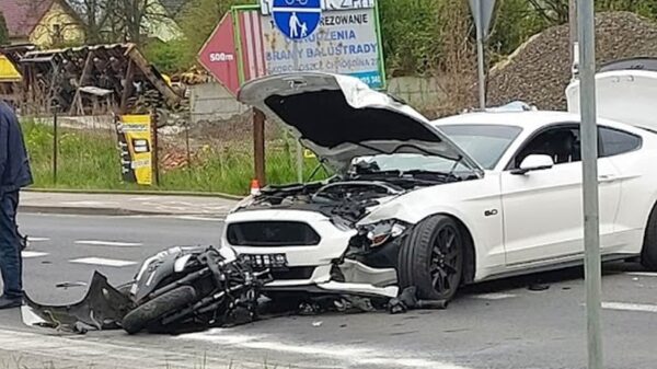 Zderzenie mustanga z motocyklistą na dk94 w miejscowości Skorogoszcz.