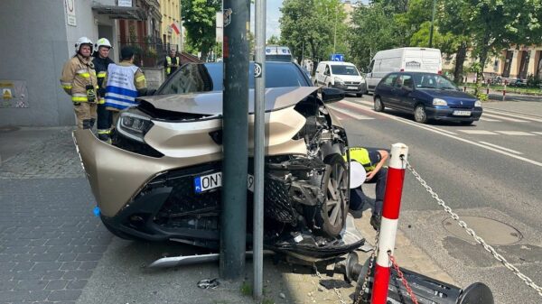 Wypadek na ul. Sienkiewicza w Opolu. 88-latek uderzył autem w latarnię.(Zdjęcia)