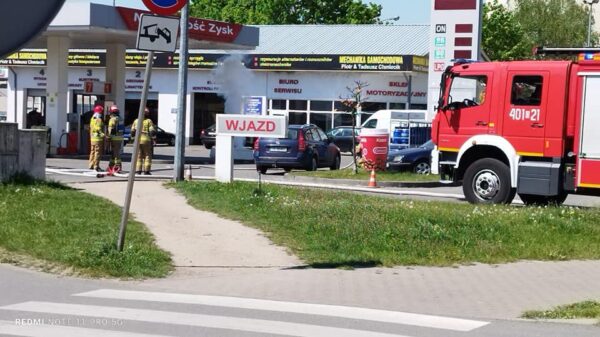 Kierujący autem wjechał w dystrybutor z gazem na stacji benzynowej.