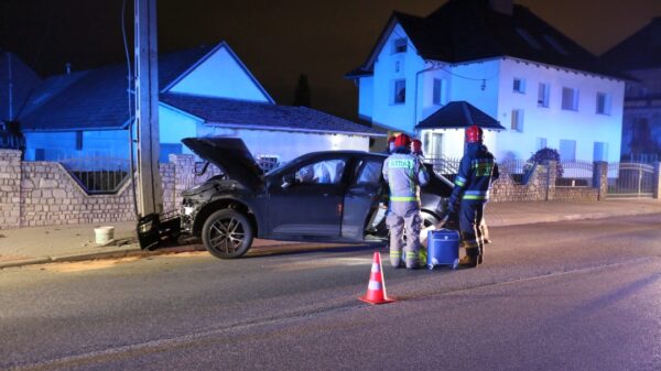 Kierująca porsche wjechała w słup energetyczny na ul. Popiełuszki w Opolu.(Zdjęcia)