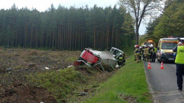 Kierująca busem straciła panowanie nad pojazdem i dachowała w rowie.(Zdjęcia)