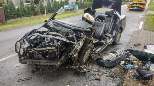 Borki: kierujący mercedesem wjechał w drzewo. Strażacy użyli sprzętu hydraulicznego, by wydostać go z pojazdu.