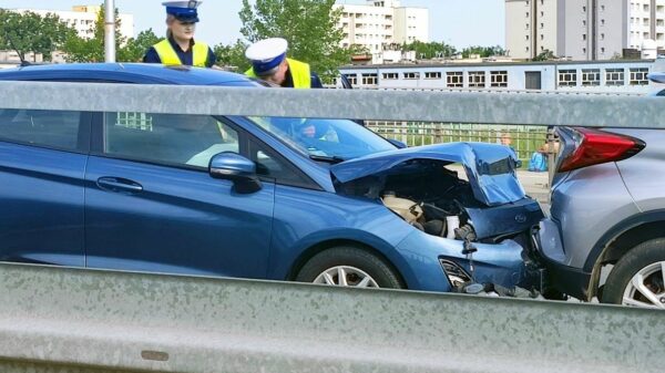 Zderzenie dwóch aut na ul.Niemodlińskiej na moście w Opolu.