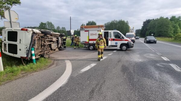 Zderzenie busa z osobówką na obwodnicy Osowca na DK45.(Zdjęcia)