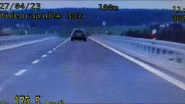 Kierowca z Ukrainy pędził 176 km/h na 90-tce na nowej obwodnicy Praszki.(Wideo)