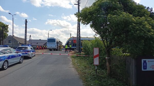 Na niestrzeżonym przejeździe kolejowym, pociąg osobowy uderzył w autobus szkolny.(Zdjęcia&Wideo)