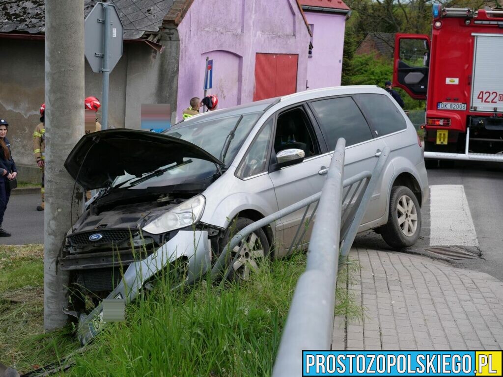 Kierująca autem straciła panowanie nad pojazdem i wjechała w betonowy słup w Pawłowiczkach.