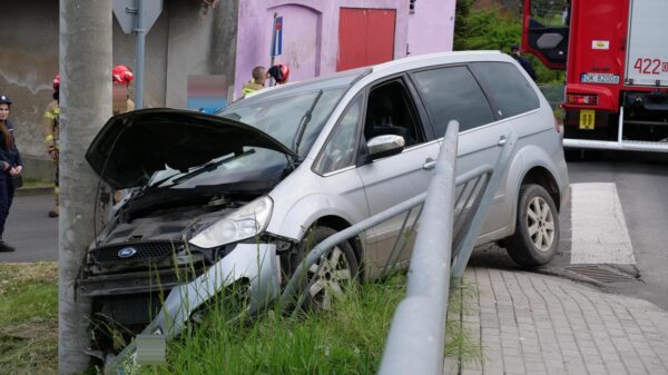 Kierująca autem straciła panowanie nad pojazdem i wjechała w betonowy słup w Pawłowiczkach.