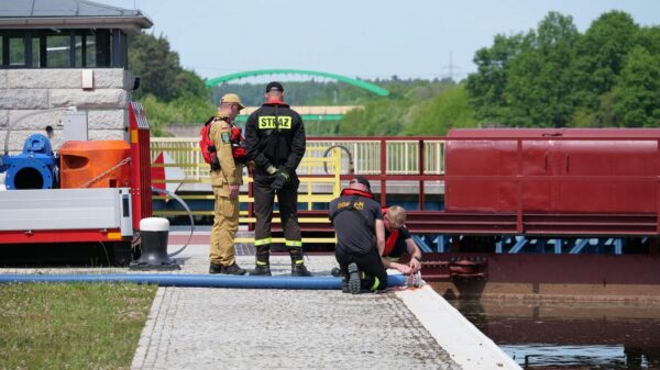 Wojsko i straż pożarna walczą ze złotą algą na śluzie w Sławięcicach .(Zdjęcia)