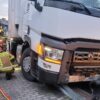 W Dobrzeniu Wielkim kierujący ciężarówką wjechał w bariery i uszkodził bak z paliwem.(Zdjęcia)