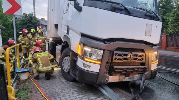 W Dobrzeniu Wielkim kierujący ciężarówką wjechał w bariery i uszkodził bak z paliwem.(Zdjęcia)