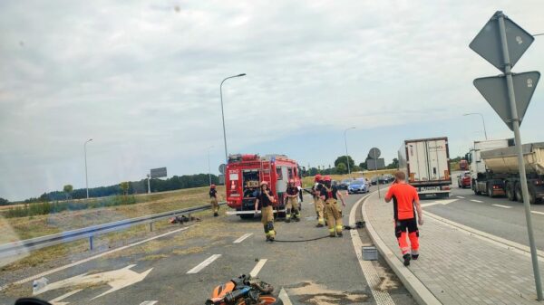 Motocyklista wjechał w bariery na obwodnicy Niemodlina. Na miejscu lądował LPR.obwodnica niemodlina wypadek motocyklisty, poważnie ranny motocykliststa, poważnie ranny na otorze, motor wypadek, ciężki stan motocyklisty, wypadek obwodnica, motor wypadek, motor na obwodnicy, niemodlin, opolskie wypadek,