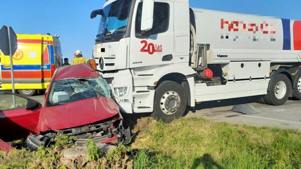 Kierowca ciężarówki nie zatrzymał się przed znakiem STOP i doprowadził do wypadku.(Zdjęcia)