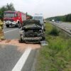 Wypadek na autostradzie A4. Kierująca autem wjechała w bariery, a następnie w naczepę ciężarówki .