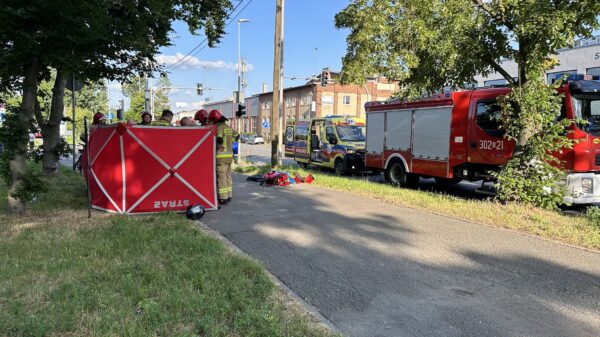 Zderzenie motocyklisty z samochodem na skrzyżowaniu ulic Dambonia, a Niemodlińska w Opolu.(Zdjęcia)wypadek motocyklisty, wypadek z motocyklem, motor wypadek, znowu motor wypadek, wypadek z udziałem motoru, samochód osobowy z motorem, suzuki, motor suzuki, Opole, wypadek w Opolu, wypadek Dambonia, wypadek Niemodlińska, straż pożarna,