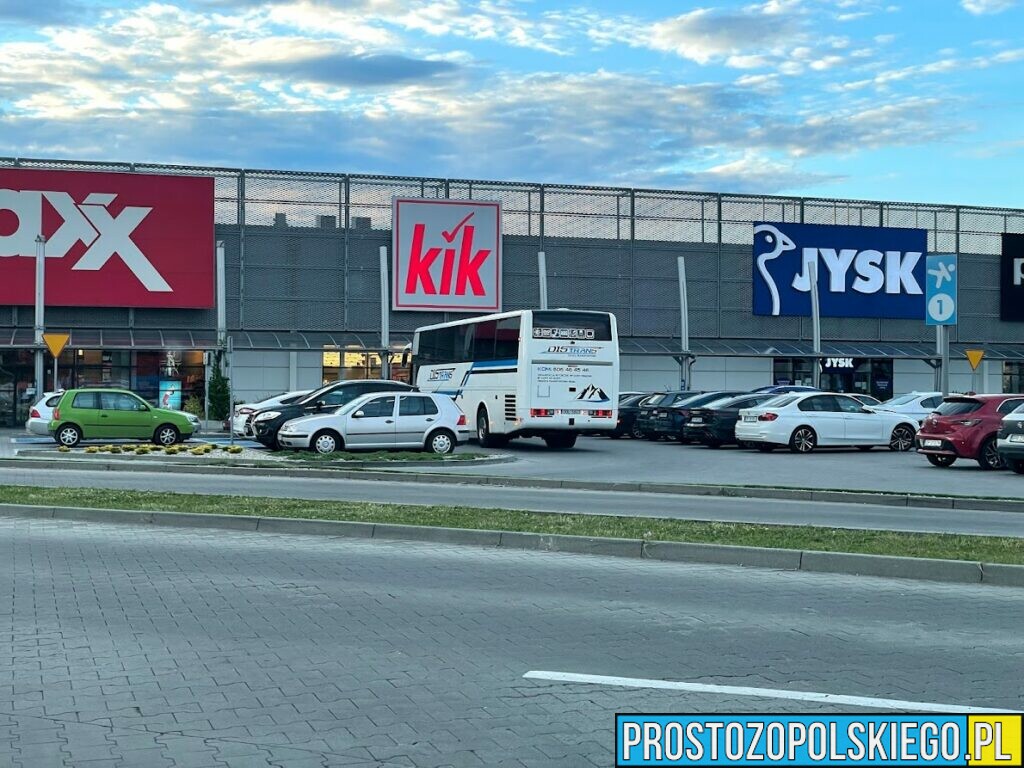 Płatny parking w CH Karolinka w Opolu.