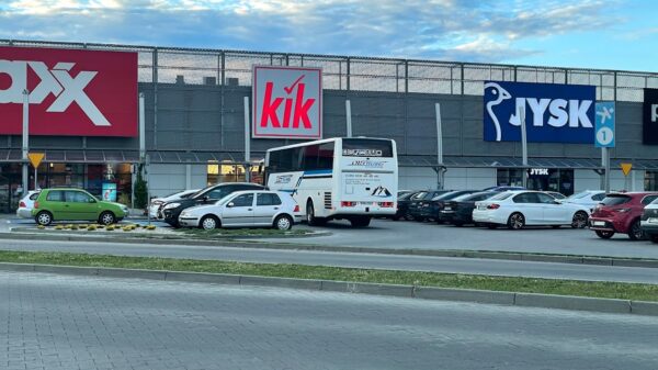 Płatny parking w CH Karolinka w Opolu.