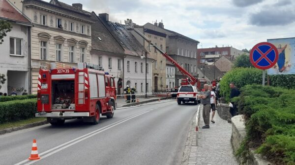 Pożar poddasza kamienicy w centrum Niemodlina.(Zdjęcia &Wideo)Pożar kamienicy, pożar Niemodlin, pożar w Niemodlinie. straż niemodlin, pali się budynek mieszkalny, pali się budynek w niemodlinie