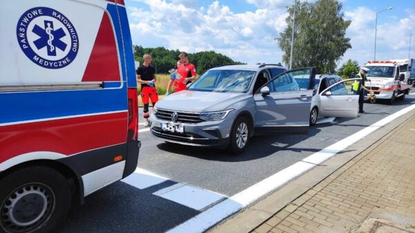 Zderzenie dwóch samochodów na obwodnicy Opola na skrzyżowaniu koło stacji benzynowej we Wrzoskach (Zdjęcia&Wideo)