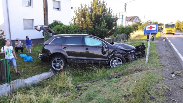 Wypadek w Zawadzie, koło Opola. Na DK 45 zderzyły się skoda i audi, jedno z aut wjechało w płot posesji.(Zdjęcia&Wideo)