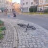 Zderzenie rowerzysty z motocyklistą na rondzie w Kluczborku. Motocyklista uciekł z miejsca pieszo.