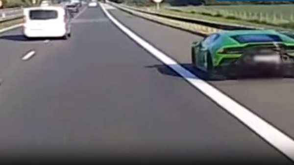 Kierujący lamborghini pomylił tor wyścigowy z autostradą A4.(Wideo)