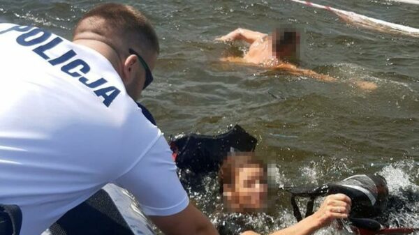 Policjanci uratowali osoby z wywróconej żaglówki na Jeziorze Dużym w Turawie.