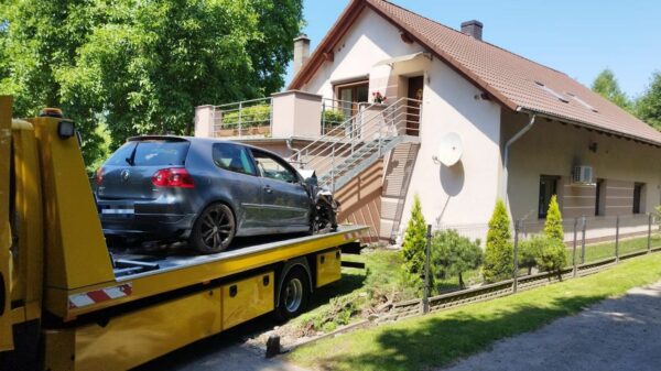 Policjanci ustalają, kto prowadził auto, które wjechało w budynek w Tarnowie Opolskim.(Wideo)