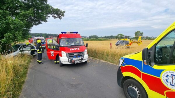 Wypadek w Szczedrzyku. Auto uderzyło w drzewo. Trzy dziewczyny zabrane do szpitala. Na miejscu lądował LPR.