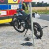 Sceny jak z sensacyjnego filmu. Kierujący autem potracił motocyklistę i uciekł z miejsca zdarzenia.