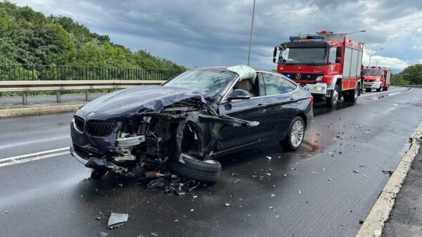 Zderzenie bmw i seata na wiadukcie w Opolu.(Zdjecia&Wideo)