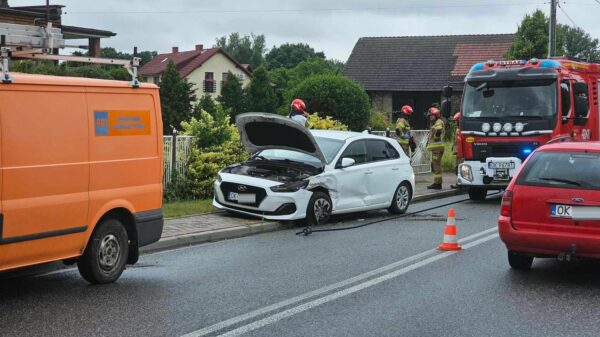 Zderzenie busa z osobówką w Bierawie. Kobieta z dzieckiem zabrani do szpitala.