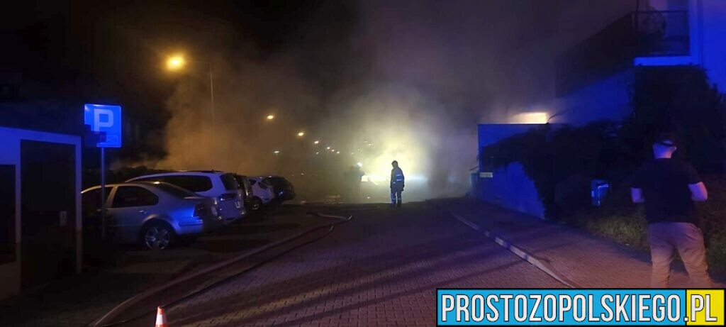 Pożar samochodu elektrycznego na ul.Krzemienieckiej w Opolu.(Zdjecia&Wideo)