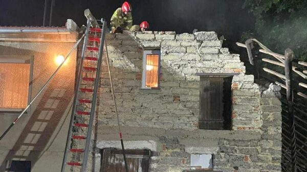 Sukowice: zerwany dach ze stodoły przylegającej do budynku mieszkalnego.(Zdjęcia)
