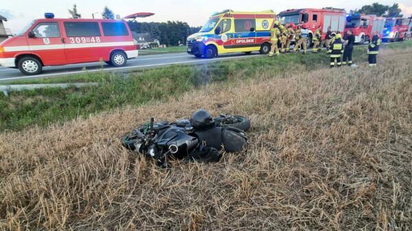 Wypadek na DK45 w miejscowości Węgry.21-katek kierujący motocyklem kawasaki trały do szpitala.