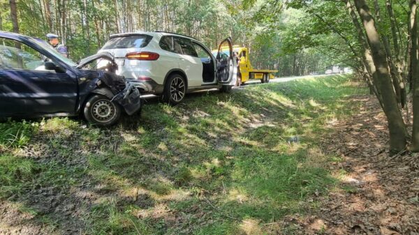 Zderzenie bmw i volkswagena polo na DK45 Jełowa - Osowiec.(Zdjęcia)