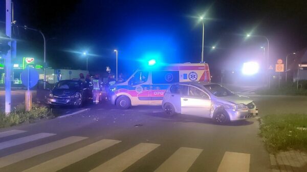 Zderzenie taksówki z osobówką na skrzyżowaniu w Opolu. Jedna osoba trafiła do szpitala. (Zdjęcia&Wideo)