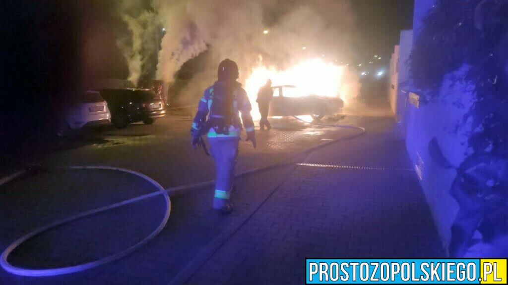 Pożar samochodu elektrycznego na ul.Krzemienieckiej w Opolu.(Zdjecia&Wideo)