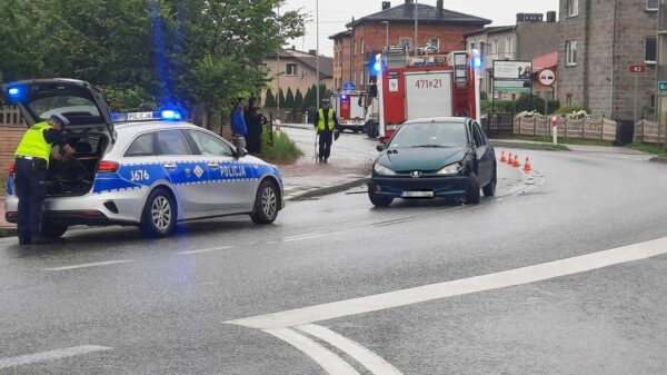 Nietrzeźwa kierująca 59-latka zderzyła się z ciężarówką w miejscowości Strojec koło Praszki.