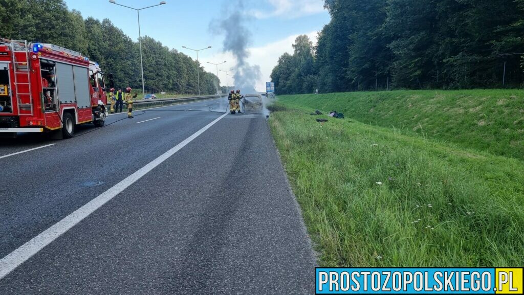 pożar samochodu na autostradzie