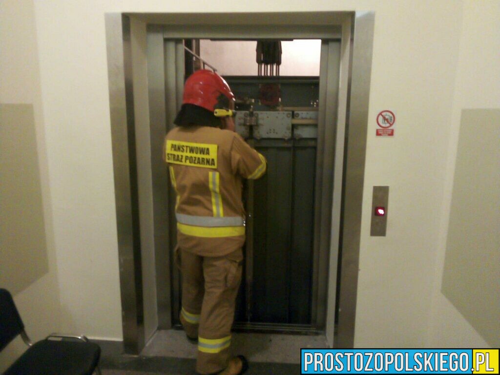 Dwie pacjentki szpitala utknęły w windzie. Z pomocą ruszyli strażacy z PSP w Brzegu.(Zdjęcia)