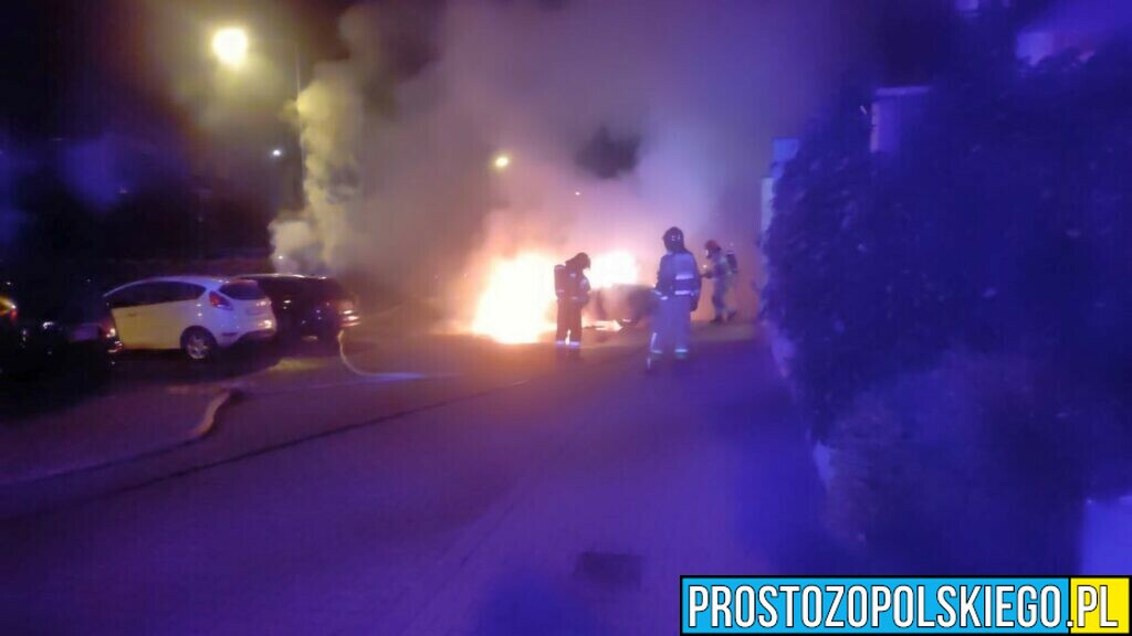 Pożar samochodu elektrycznego na ul.Krzemienieckiej w Opolu.(Zdjecia&Wideo)