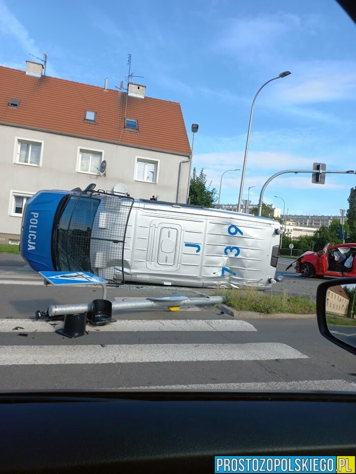Wypadek z udziałem policyjnego radiowozu na skrzyżowaniu w Opolu.