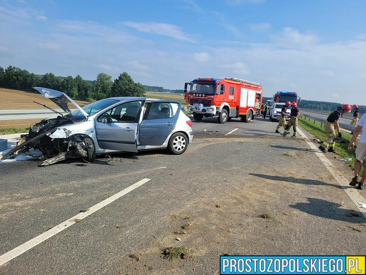 Wypadek na obwodnicy Niemodlina. Kierujący autem wjechał w bariery energochłonne .(Zdjęcia)
