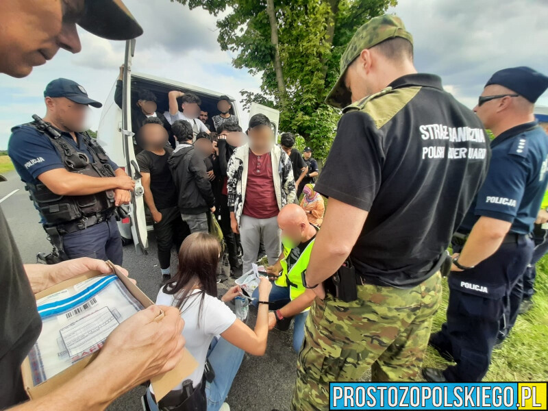 Krapkowiccy policjanci zatrzymali kobietę, która przewoziła w busie "upchniętych" 18 obywateli Syrii.