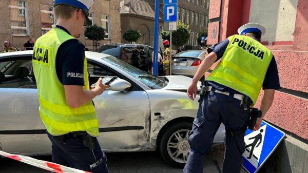 Zderzenie dwóch samochodów na ul.Reymonta a Damrota w Opolu. Seat uderzył w budynek.