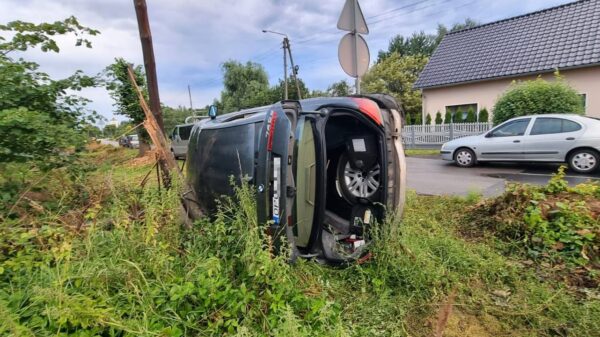 Wypadek w miejscowości Schodnia koło Ozimka. Kierujący bmw obywatel Ukrainy zakończył swoją jazdę na boku na pasie zieleni.(Zdjęcia)