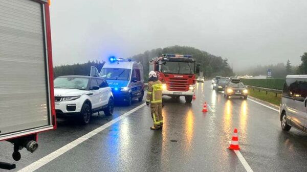 A4 samochód uderzył w bariery energochłonne na 262km. Dwie osoby poszkodowane, w tym 11-letni chłopiec.