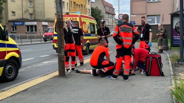 Wracający ratownicy medyczni z obstawy Tour de Pologne udzielili pomocy nieprzytomnemu mężczyźnie leżącemu na przystanku w Opolu.