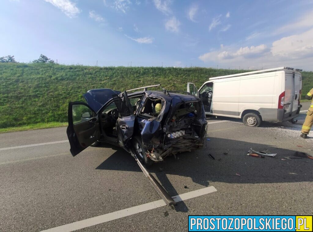 Zderzenie busa z osobówką na autostradzie A4 na 265 km kierunek Wrocław.(Zdjęcia)